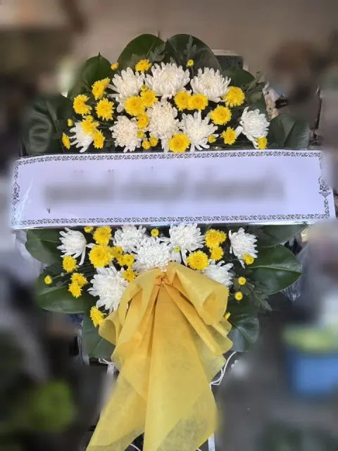พวงหรีดดอกไม้สด โทนเหลืองขาว