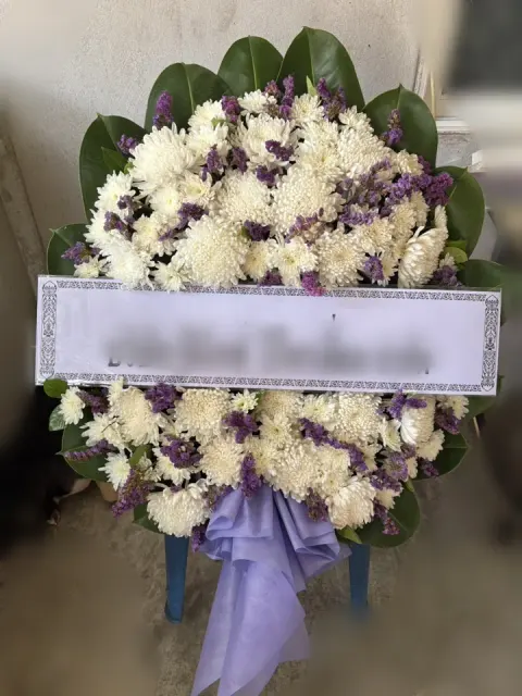 พวงหรีดดอกไม้สด โทนขาวม่วง