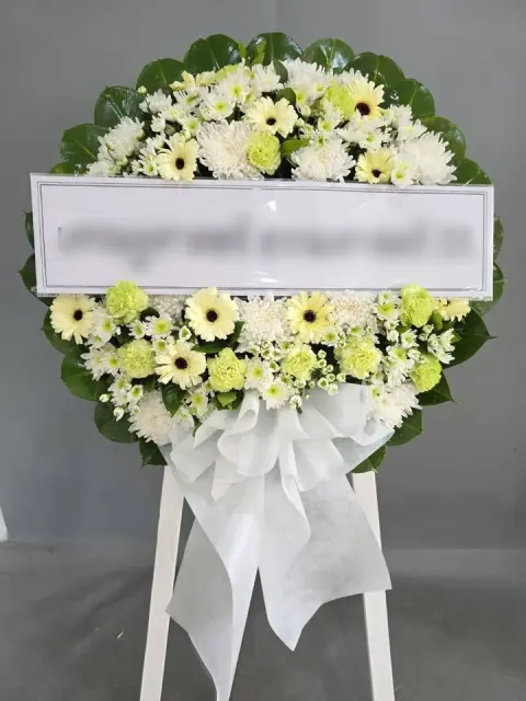 พวงหรีดเยอบีร่า โทนขาวครีมเขียว