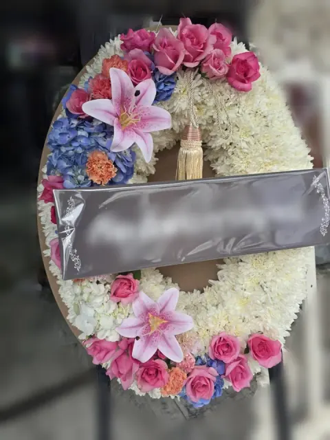 พวงหรีดลิลลี่ โทนขาวชมพูฟ้า