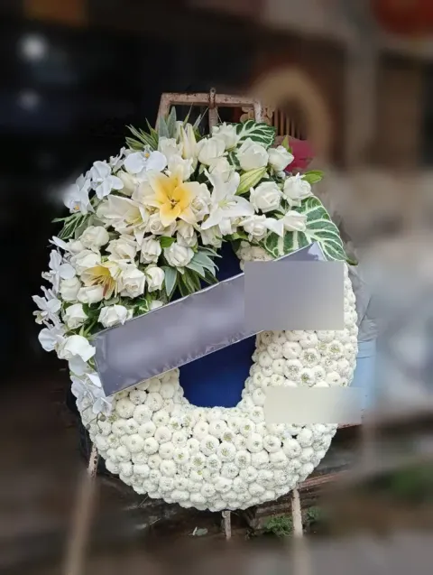 พวงหรีดกล้วยไม้ โทนขาวเขียวเหลือง