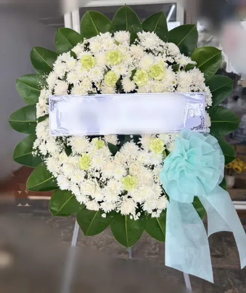 พวงหรีดกุหลาบ โทนขาวฟ้า