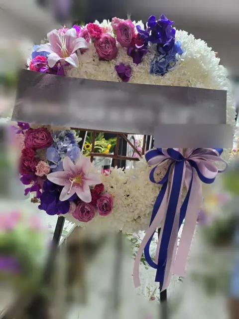 พวงหรีดกล้วยไม้ โทนแดงชมพูขาว