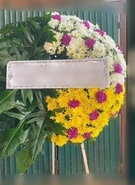 พวงหรีดดอกไม้สด โทนเหลืองขาวม่วง