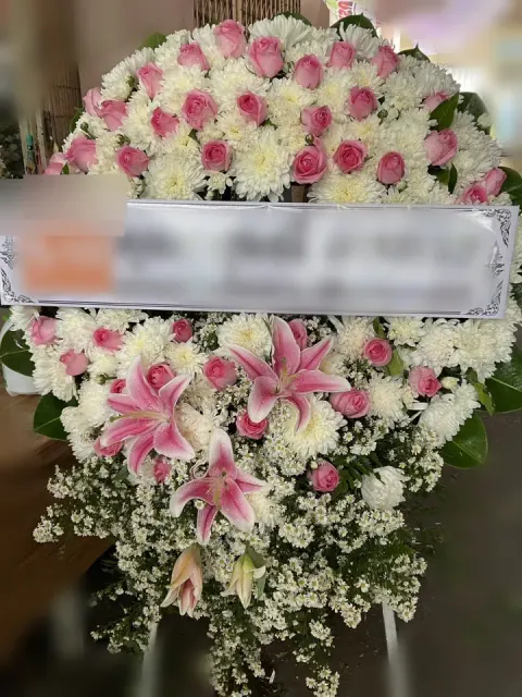 พวงหรีดลิลลี่ โทนขาวชมพู