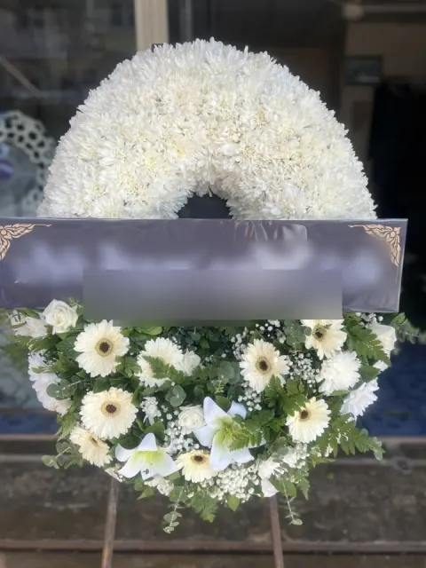 พวงหรีดลิลลี่ โทนครีมขาว