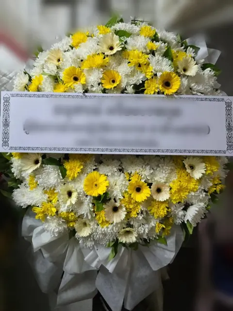 พวงหรีดเยอบีร่า โทนขาวเหลือง