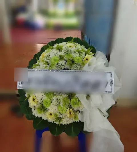 พวงหรีดเยอบีร่า โทนเขียวขาว