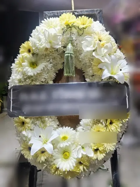พวงหรีดลิลลี่ โทนขาวเหลือง