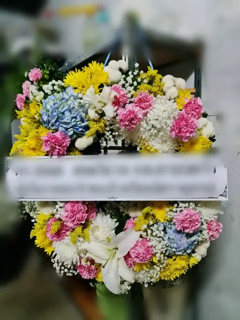 พวงหรีดลิลลี่ โทนขาวชมพูฟ้า