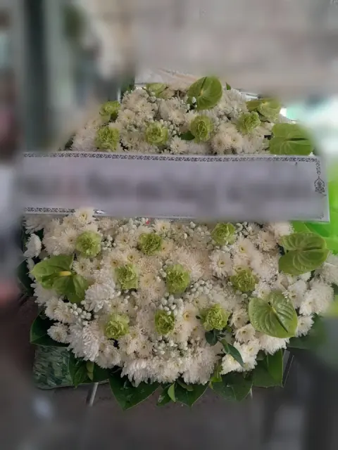พวงหรีดหน้าวัว โทนเขียวขาว