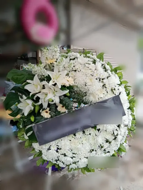 พวงหรีดลิลลี่ โทนขาวครีม