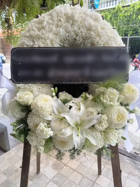 พวงหรีดลิลลี่ โทนขาวล้วน