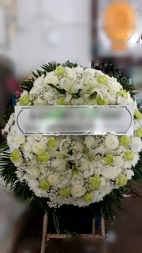 พวงหรีดกุหลาบ โทนขาวเขียว
