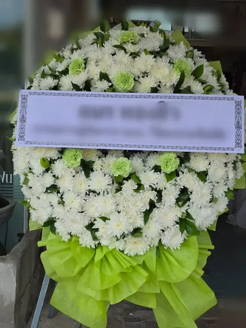 พวงหรีดคาร์เนชั่น โทนเขียวขาว