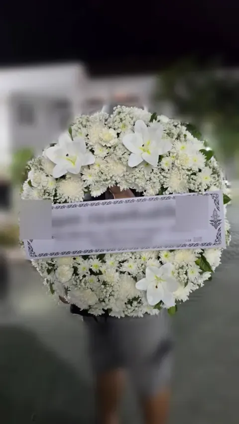 พวงหรีดลิลลี่ โทนขาวครีม