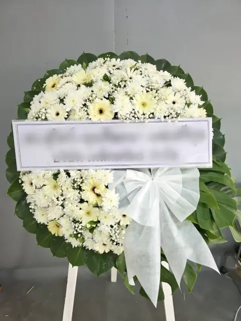 พวงหรีดเยอบีร่า โทนขาวเขียวครีม