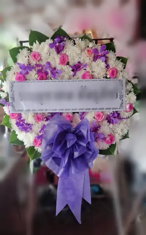 พวงหรีดกล้วยไม้ โทนม่วงขาวชมพู