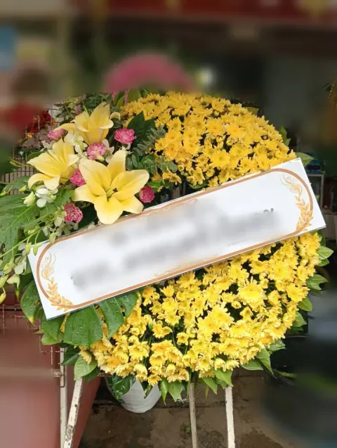 พวงหรีดกล้วยไม้ โทนเหลืองขาวเขียว