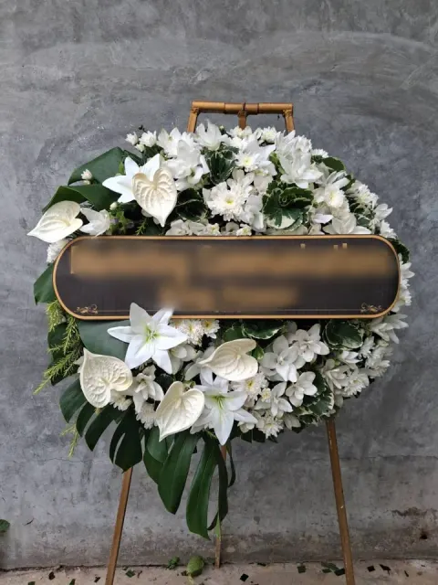 พวงหรีดกล้วยไม้ โทนขาวเขียว