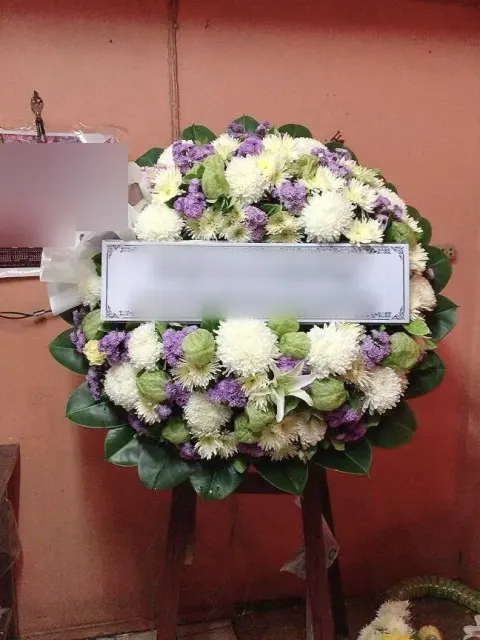 พวงหรีดลิลลี่ โทนขาวเขียวม่วง