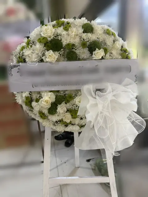 พวงหรีดกุหลาบ โทนเขียวขาว