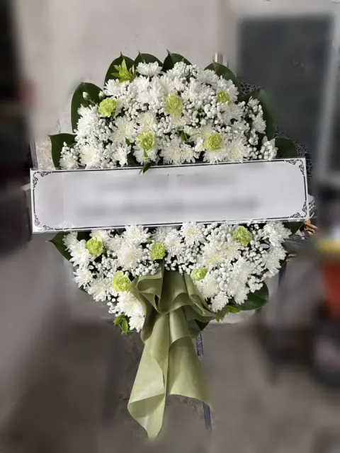 พวงหรีดคาร์เนชั่น โทนเขียวขาว