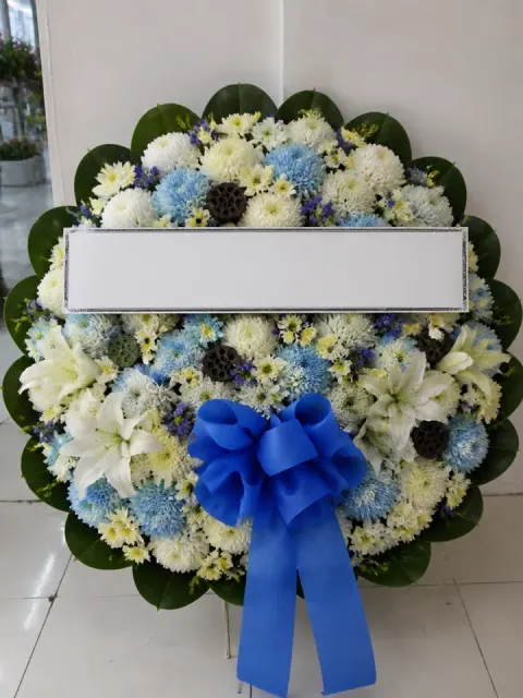 พวงหรีดเบญจมาศ โทนฟ้าครีม