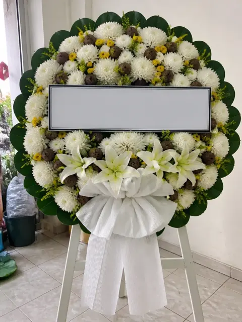 พวงหรีดเบญจมาศ โทนขาวเขียว