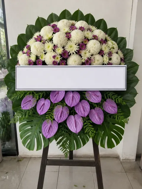 พวงหรีดเบญจมาศ โทนขาวม่วง