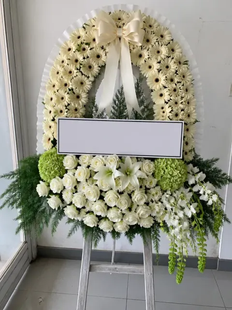พวงหรีดเยอบีร่า โทนขาวครีม