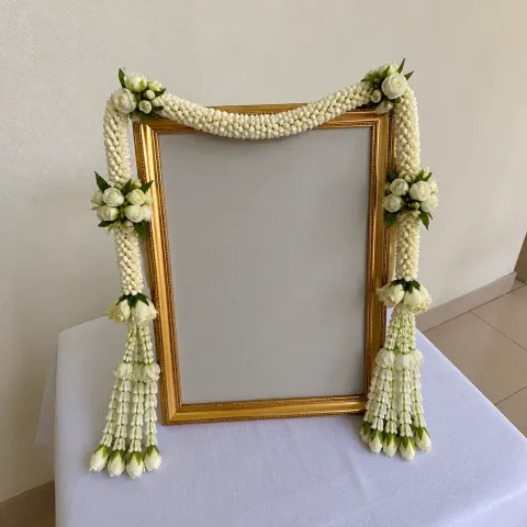 พวงมาลัยหน้าศพ คล้องกรอบรูป มะลิและกุหลาบขาว