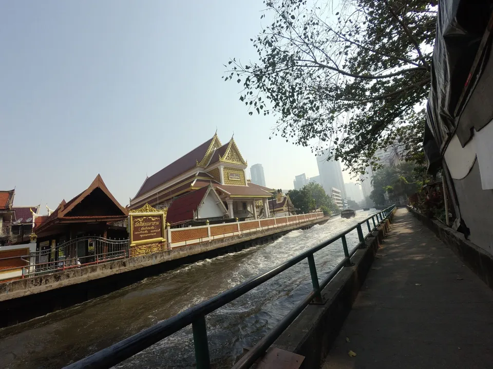 อุโบสถวัดดิสหงษาราม เขตราชเทวี กรุงเทพมหานคร