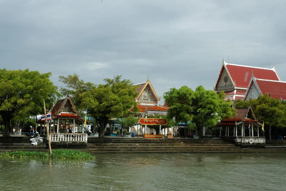 บริเวณวัดท่าพูด อำเภอสามพราน จังหวัดนครปฐม